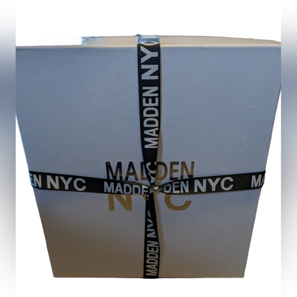 NEW Steve Madden Black and White Ladies Pom Pom Hat & Plaid Tassel Scarf Set - Picture 4 of 4